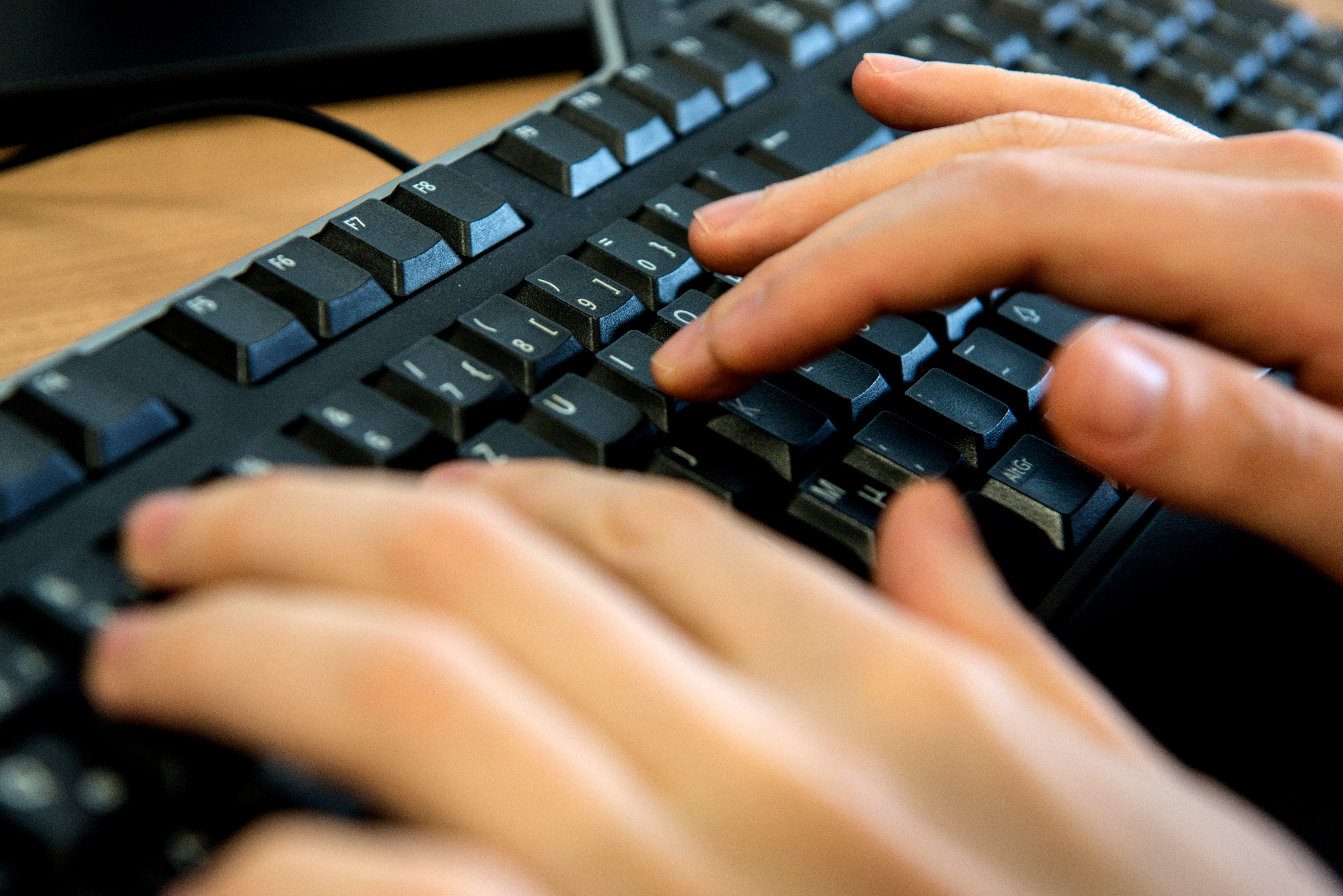 Hände auf Tastatur