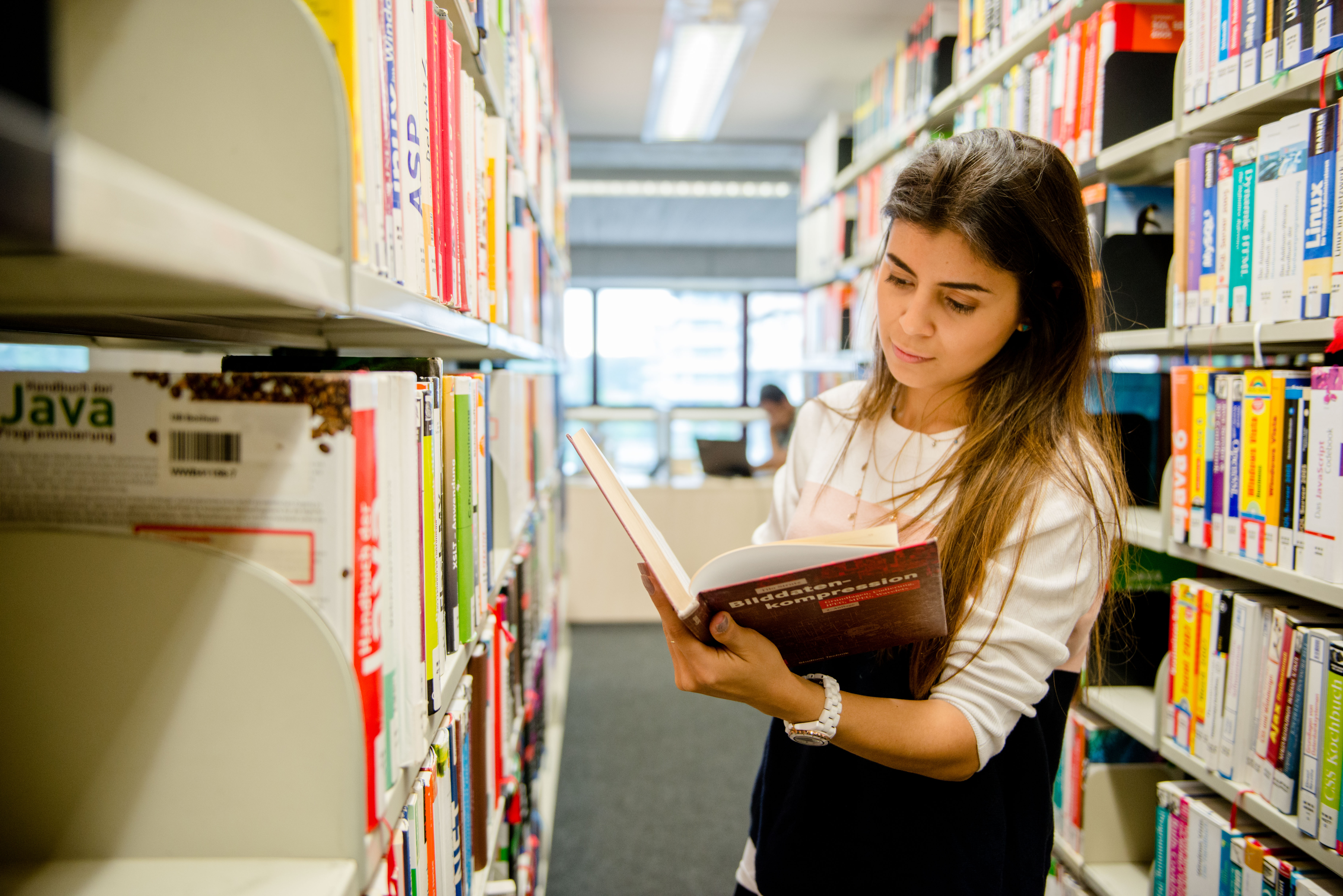 Studentin der Ruhr Universität Bochum in der Bibliothek