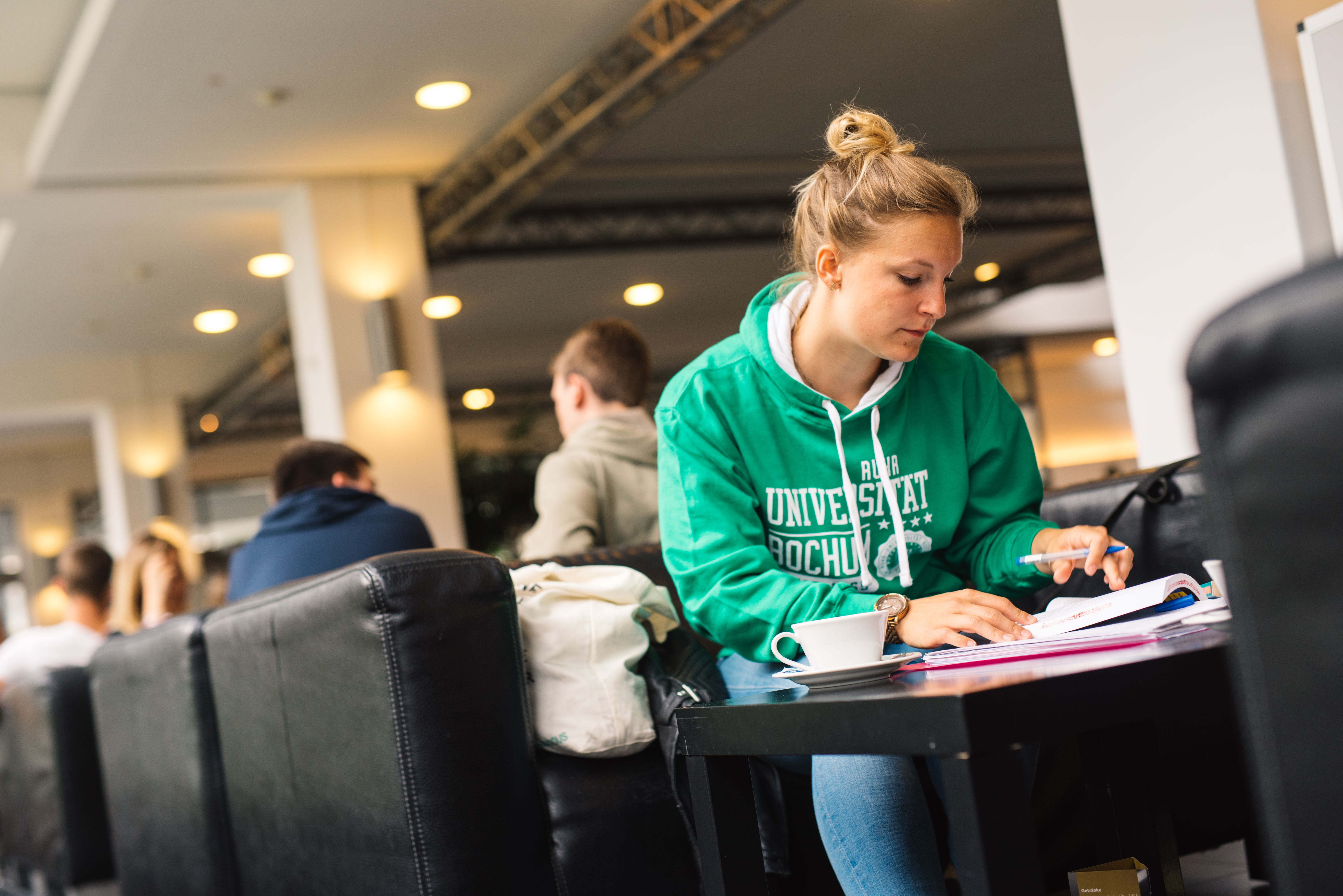 Studentin lernt in der Cafebar