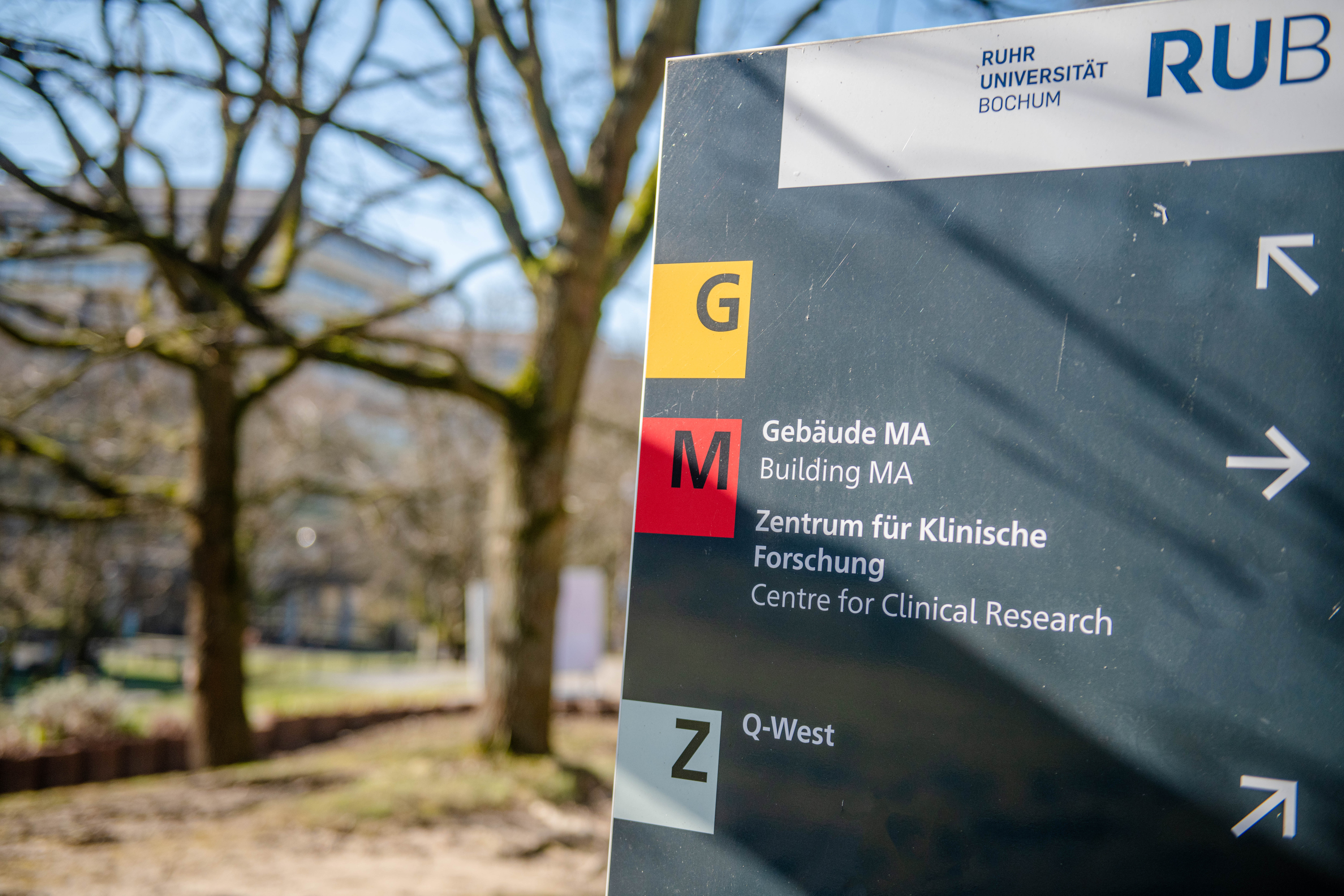 Ein Wegweiser-Schild auf dem Campus der Ruhr-Universität Bochum