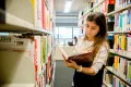 Studentin der Ruhr Universität Bochum in der Bibliothek
