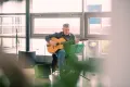 Jazz-Gitarrist Volker Wendland spielt auf dem Alumni-Grillfest mit Silberner Promotionsfeier 2019