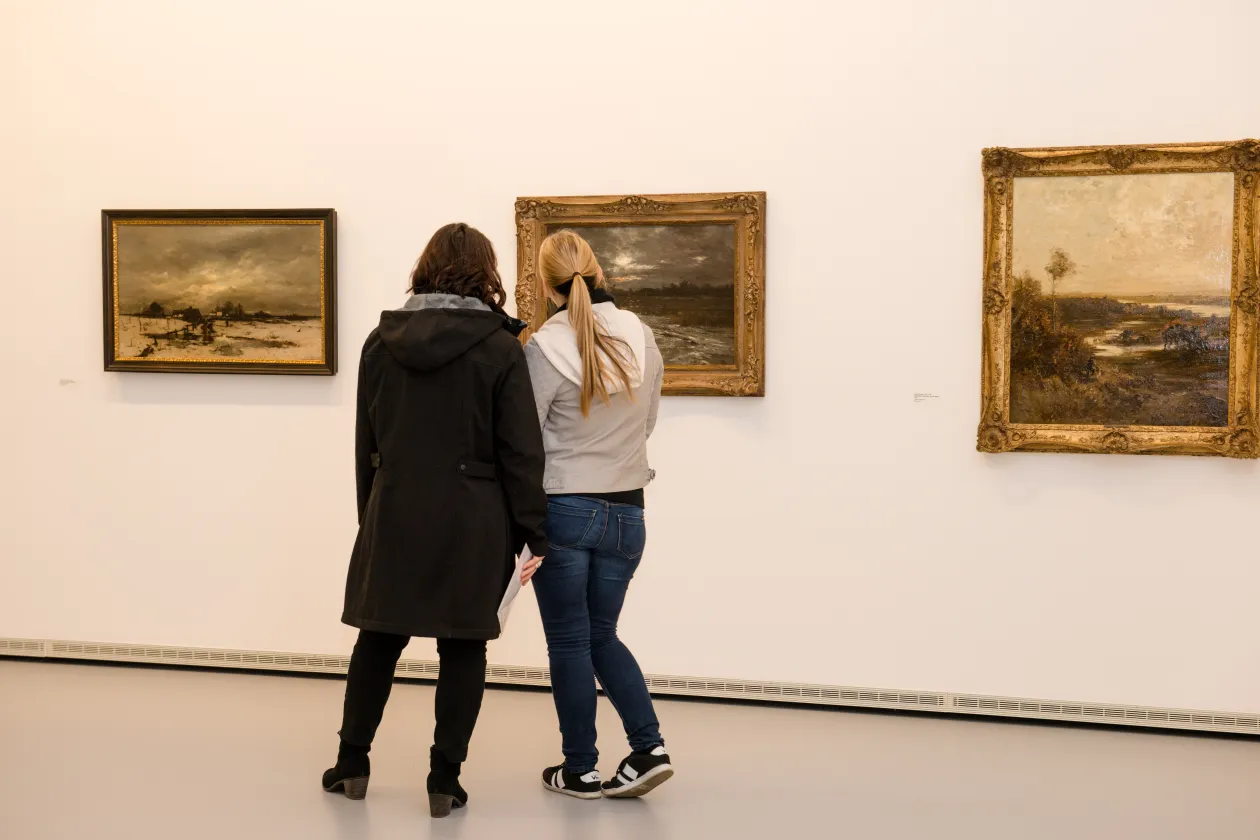Studentinnen vor Werken der Ausstellung „Weltsichten"