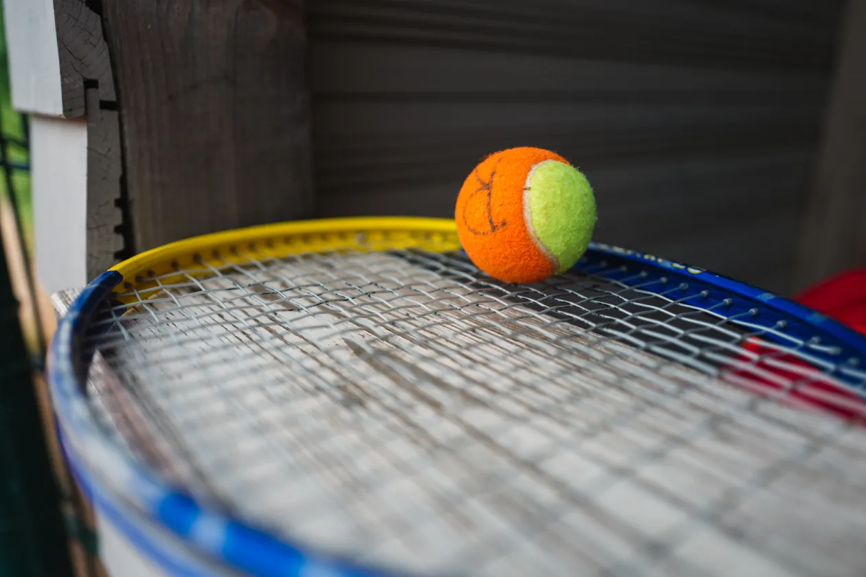 Tennisball auf Tennisschläger