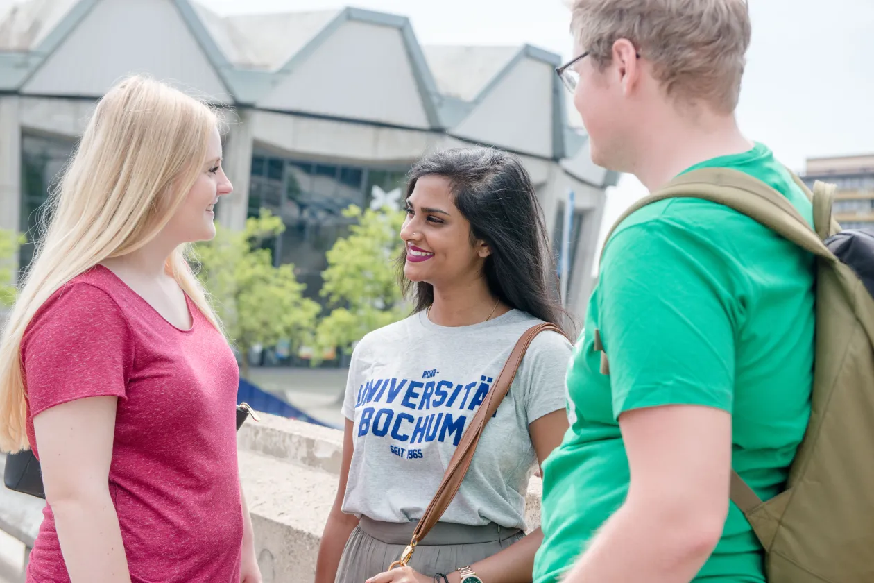 Studierende auf dem RUB-Campus