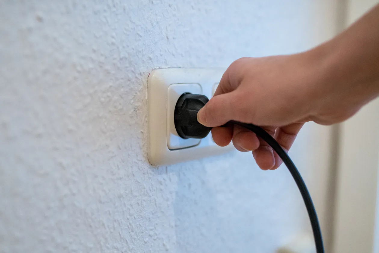 Stecker wird in Steckdose gesteckt