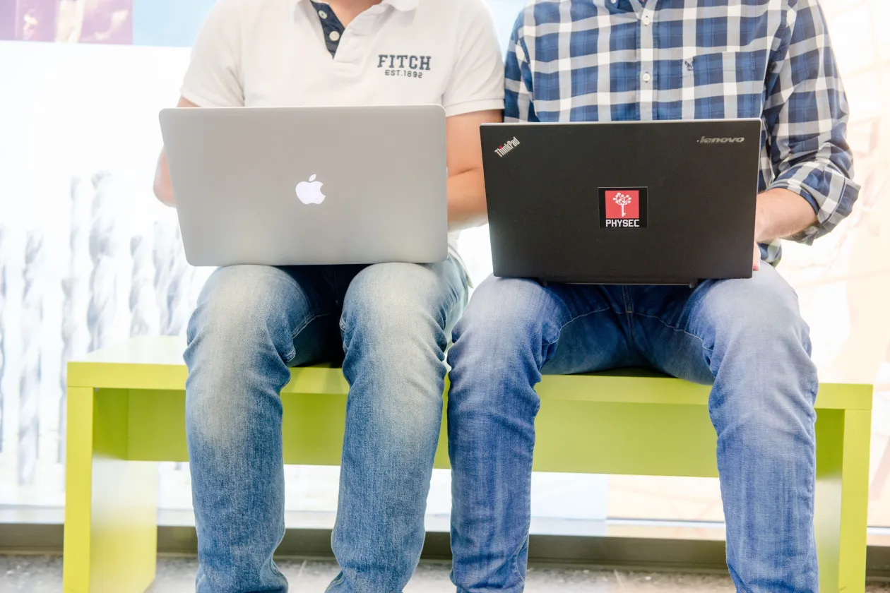 Zwei Laptops