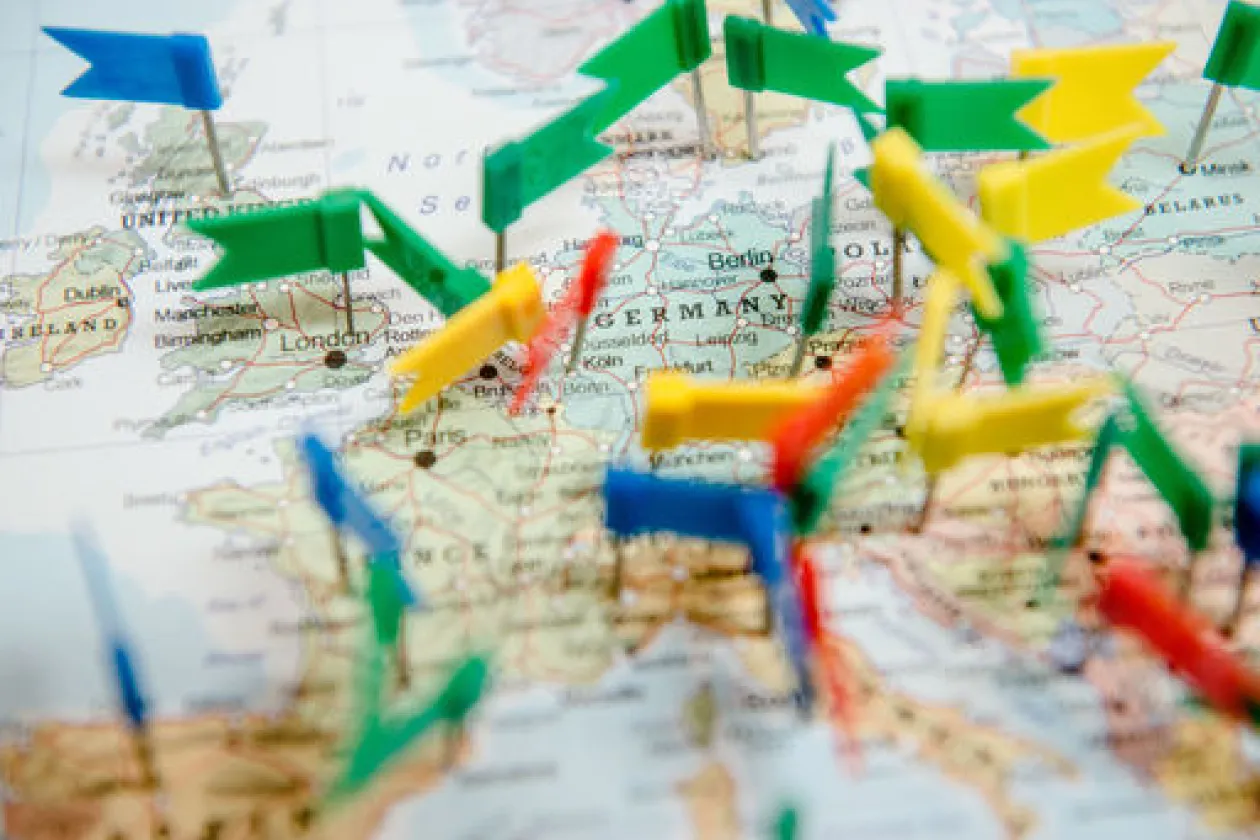 Weltkarte mit bunten Fähnchen