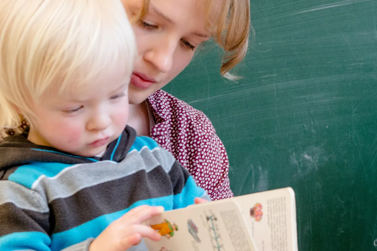 Mutter und Kind lesen