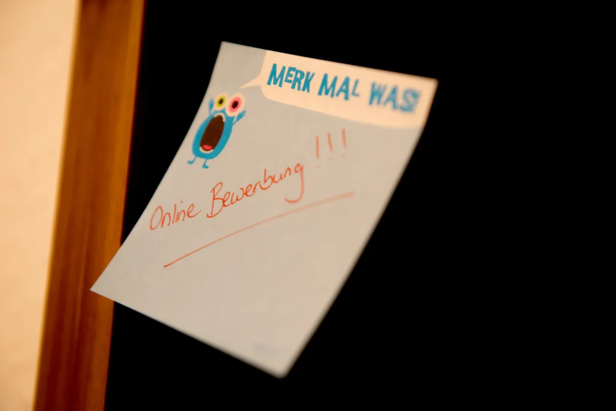 Merkzettel mit der Aufschrift Online-Bewerbung!