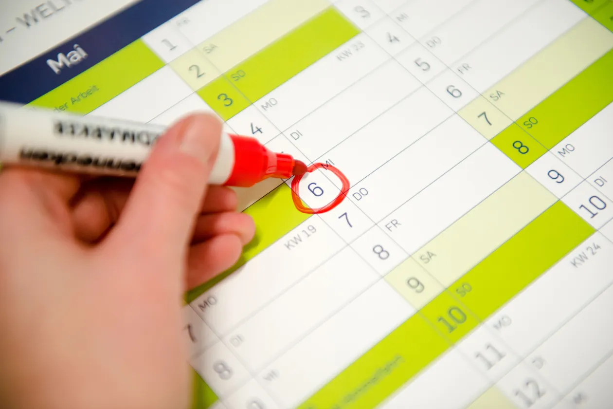 Rote Markierung wird in einem Kalender eingetragen