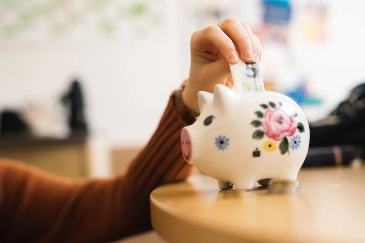 Das Sparschwein füttern