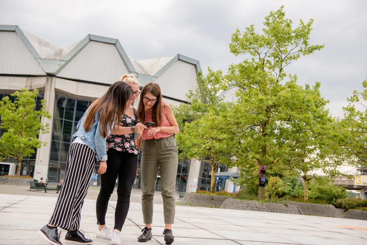 Studentinnen der RUB auf dem Campus 