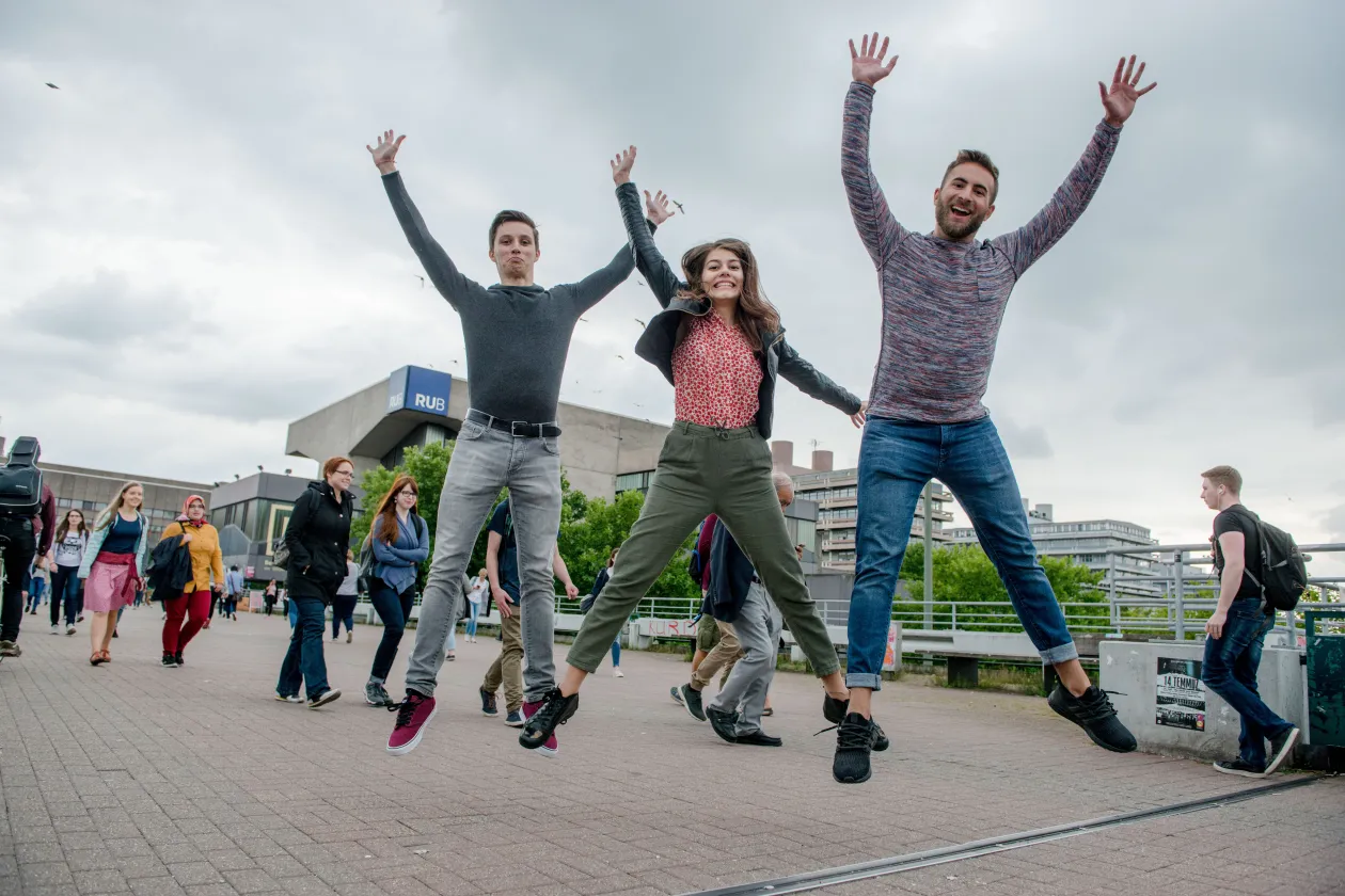 Sprung auf der Brücke