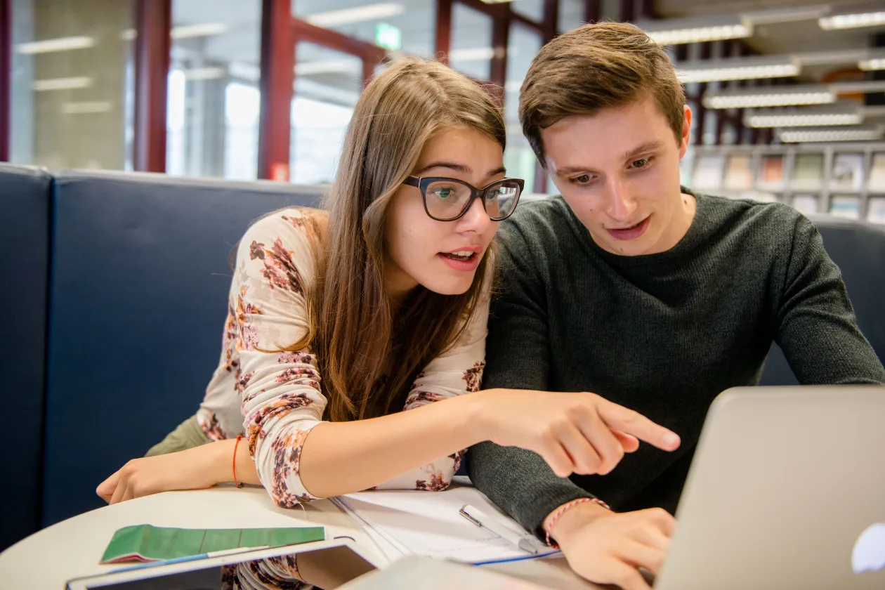 Studierende lernen gemeinsam.