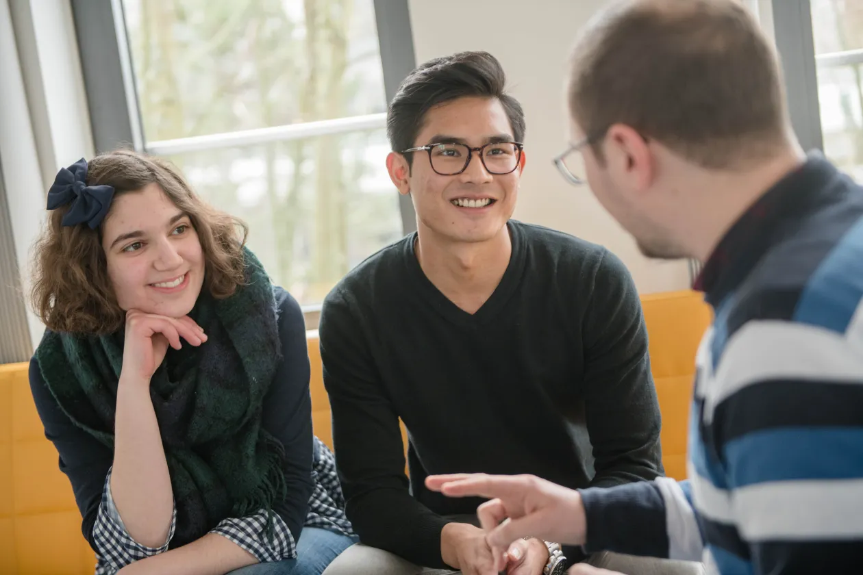 Gruppe im Gespräch über Stipendien 