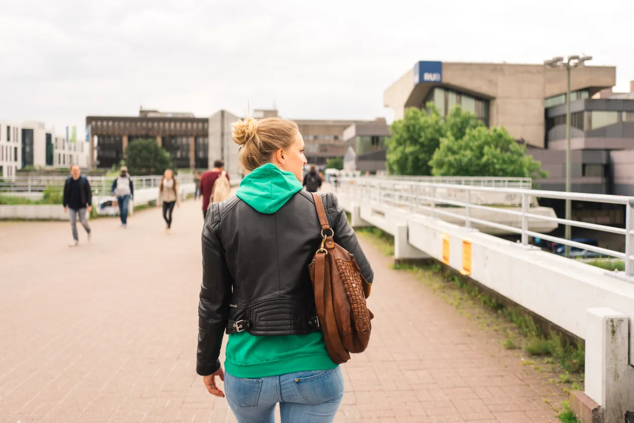 Bild Unibrücke Studentin