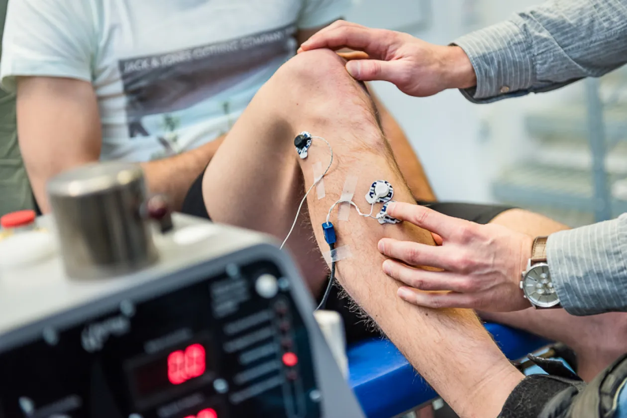 Foto: Für eine Untersuchung werden Dioden am Bein eines Mannes befestigt.