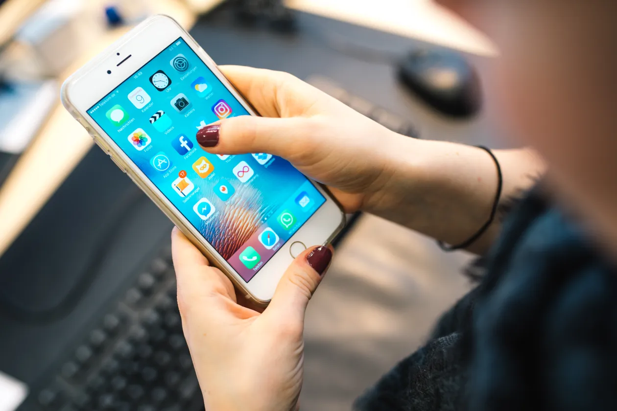 2017_02_09_tk_social media_handy_smartphone