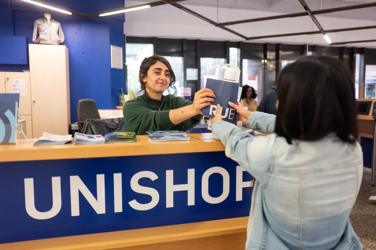 Studierende kauft etwas im Unishop