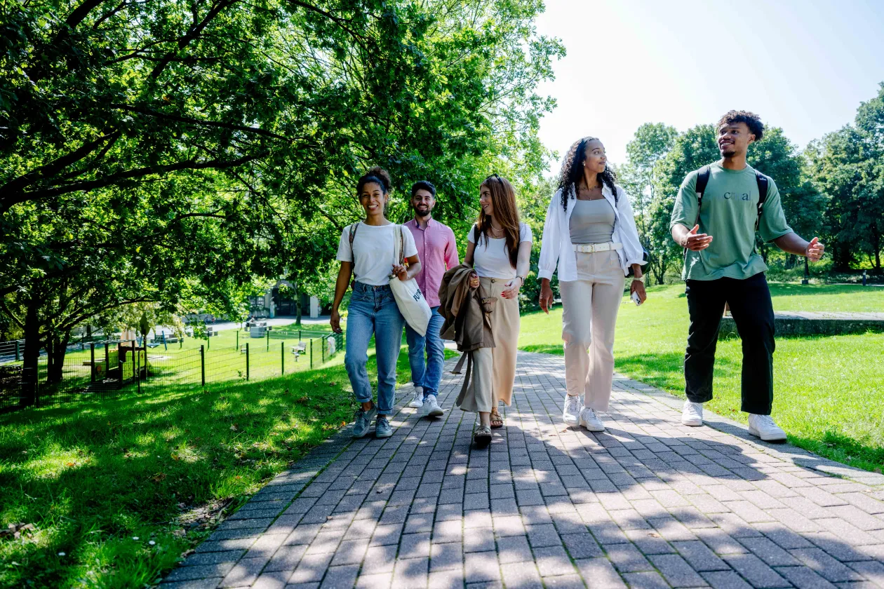 Studierende gehen über den Campus