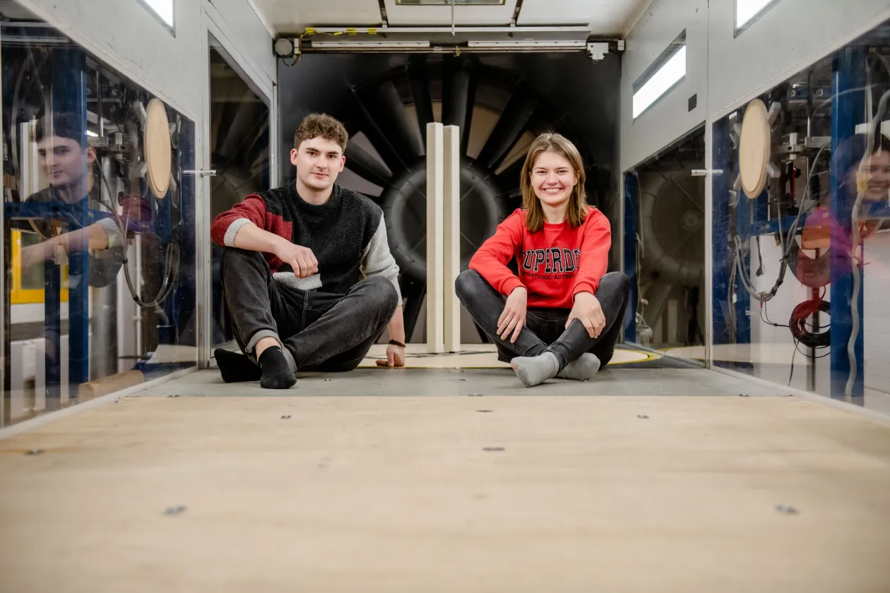 FWJler Max und Sophie im Windkanal an der RUB