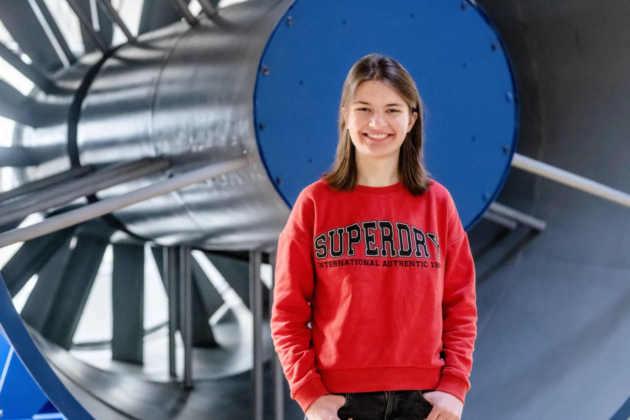 Sophie vor dem Windkanal