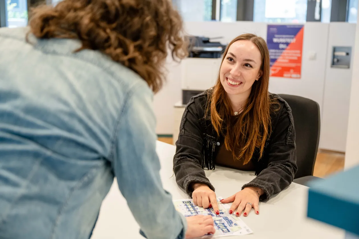 Foto: Beratungsituation am Servicepoint.