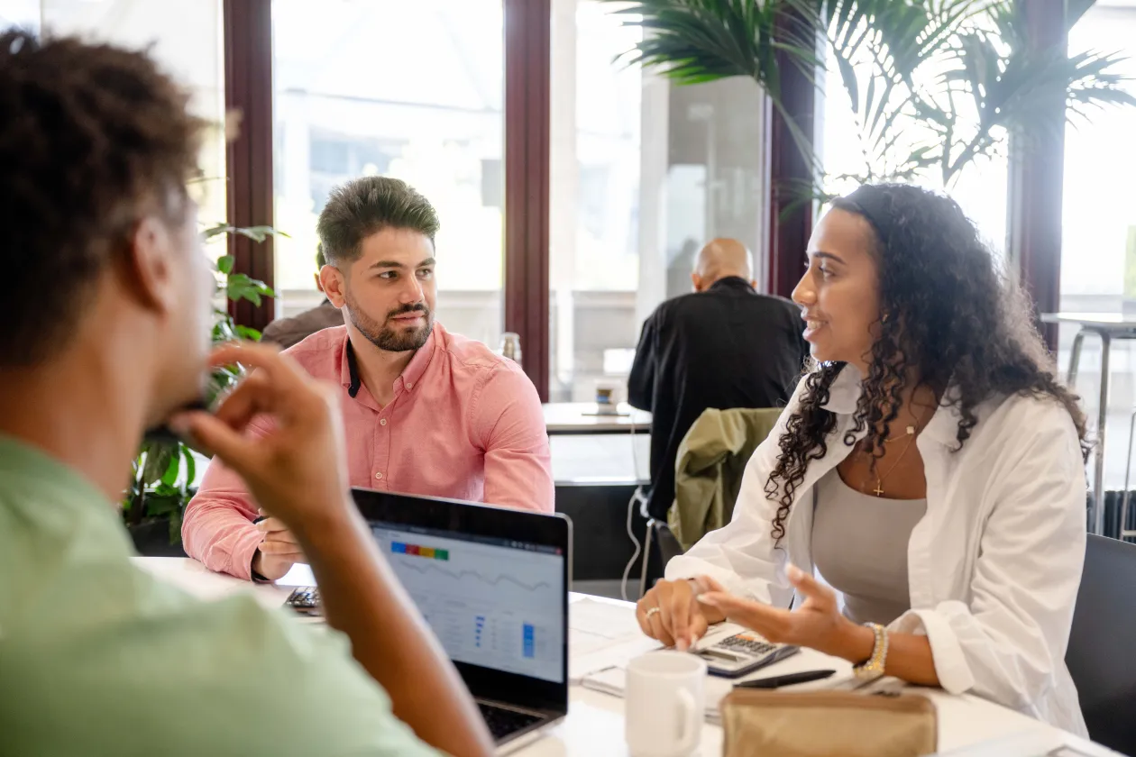 Drei Studierende beim Lernen