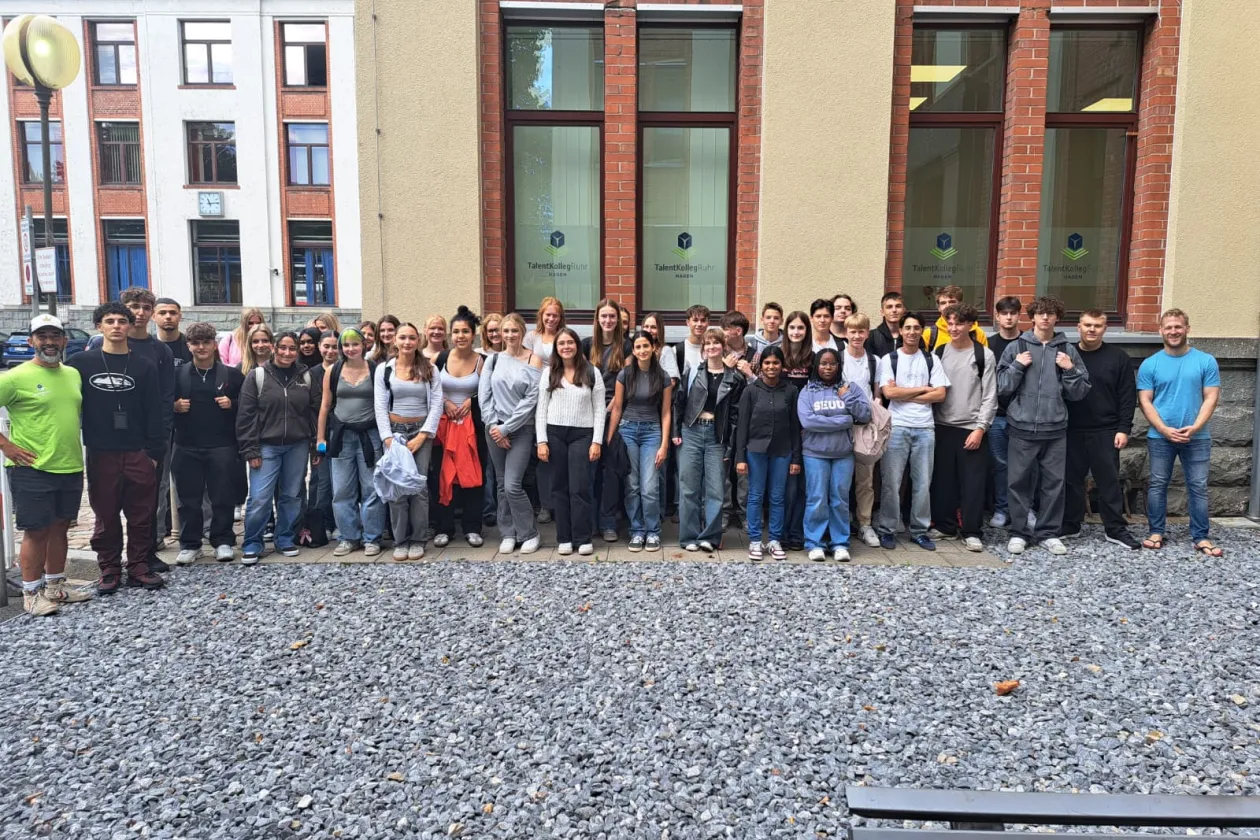 Das Gruppenbild zeigt Schüler*innen der EF des Christian-Rohlfs Gymnasiums 