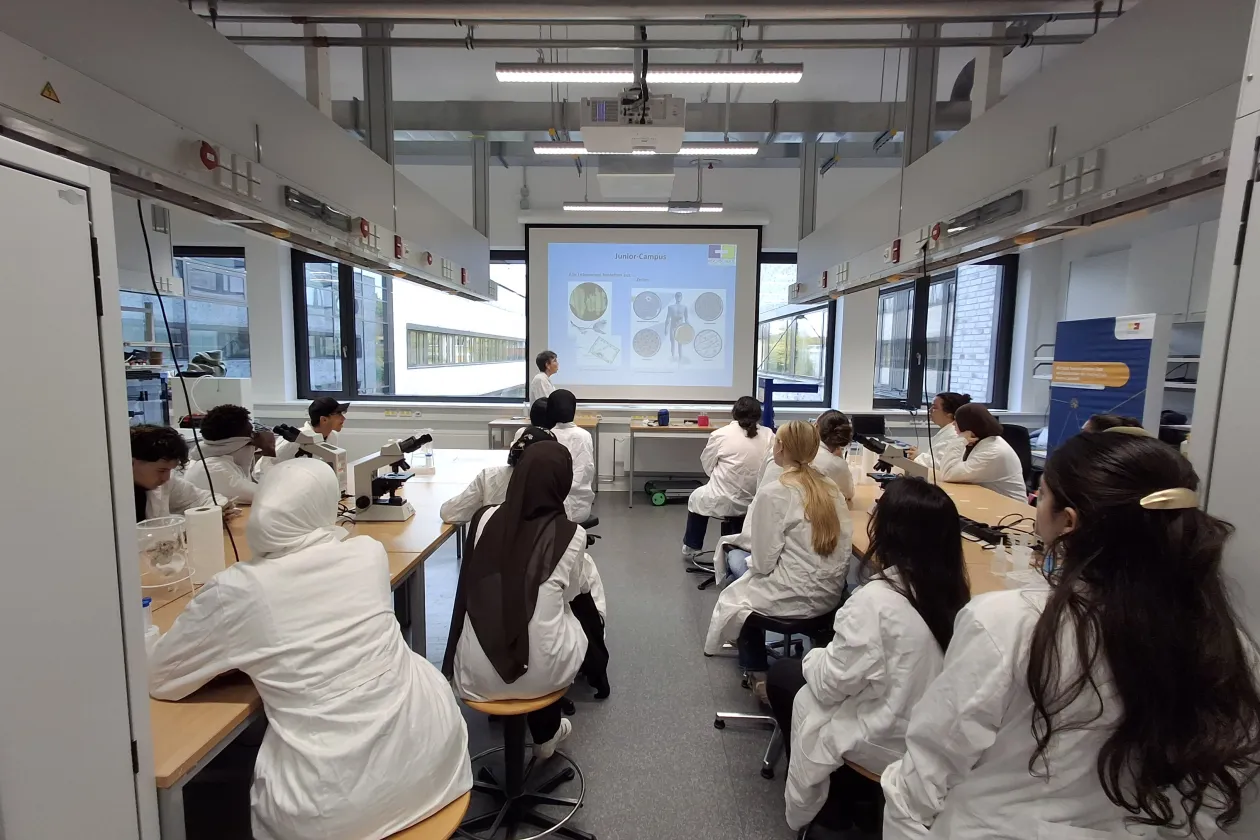 Foto: Gruppe der Herbstferienakademie 2025 in einem Labor