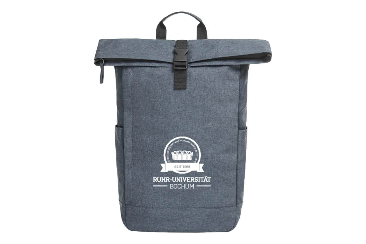 Das Bild zeigt einen Rucksack mit aufgedruckem Emblem, das das Audimax zeigt und dem Schriftzug „Ruhr-Universität Bochum seit 1965“
