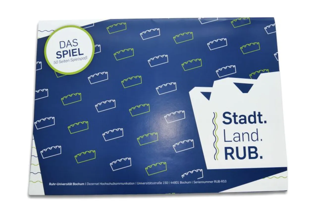 Das freigestellte Foto zeigt das Stadt Land RUB Spiel aus dem Unishop