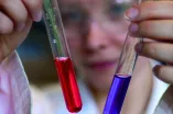 Schülerin beim Experiment im naturwissenschaftlichen Schülerlabor.