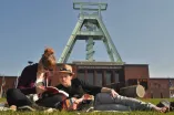 Studenten entspannen auf der Wiese vor dem Bergbaumuseum.