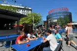 Studierende im großen Biergarten des legendären Bochumer Kneipenviertels Bermudadreieck.
