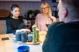 Gemütlicher Abend am Esstisch der Wohngemeinschaft.