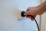 Stecker wird in Steckdose gesteckt