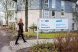 Studentin auf dem Weg in ein Akfoe-Wohnheim der RUB