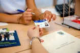 Ausweisübergabe bei der Einschreibung