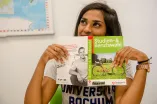 Studieninteressierte mit der Broschüre "Studien- und Berufswahl"