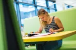 Studierende lernt an der RUB