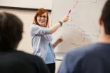 Unterrichtssituation: Lehramtsstudentin vor Tafel