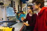 Studierende im Labor, Studienfinanzierung