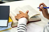 Hand beim Lernen, Recherche und Schreiben
