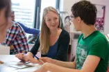 Ein RUB-Guide erzählt einem Schüler über ihr Studium.