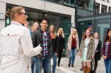 RUB-Guides zeigen Schülern den Campus der RUB.