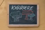 Tafle mit Aufschrift Karriere und Wegweisern