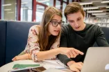 Studierende lernen gemeinsam.