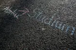 Kreide auf Asphalt: "Studium" durchgestrichen, Pfeil auf "Abitur"